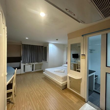 Royal Garden Home Hotel Bangkok Esterno foto