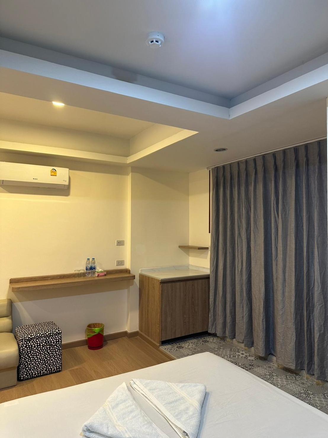 Royal Garden Home Hotel Bangkok Esterno foto