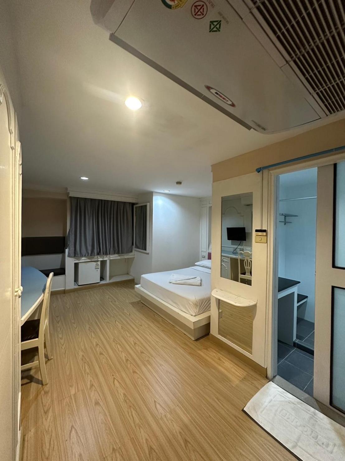 Royal Garden Home Hotel Bangkok Esterno foto