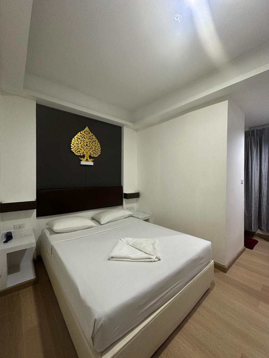 Royal Garden Home Hotel Bangkok Esterno foto