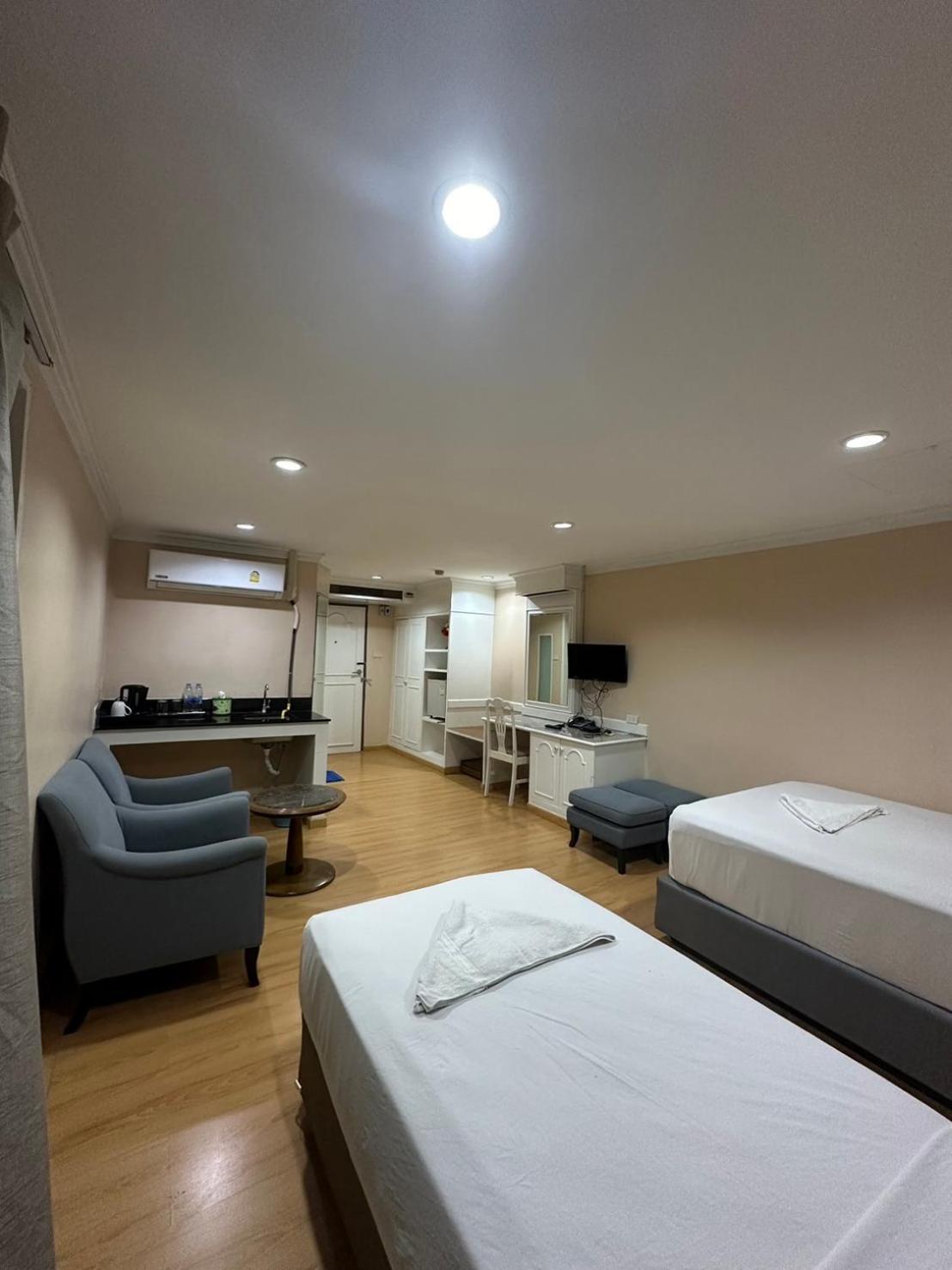 Royal Garden Home Hotel Bangkok Esterno foto