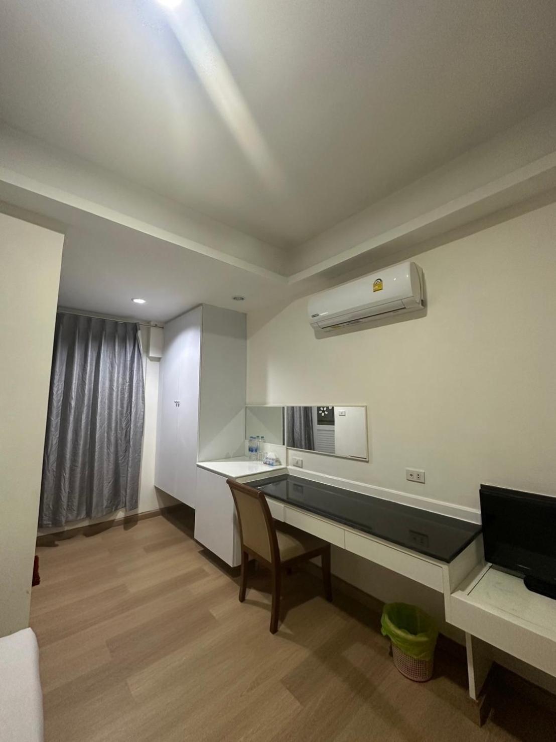 Royal Garden Home Hotel Bangkok Esterno foto