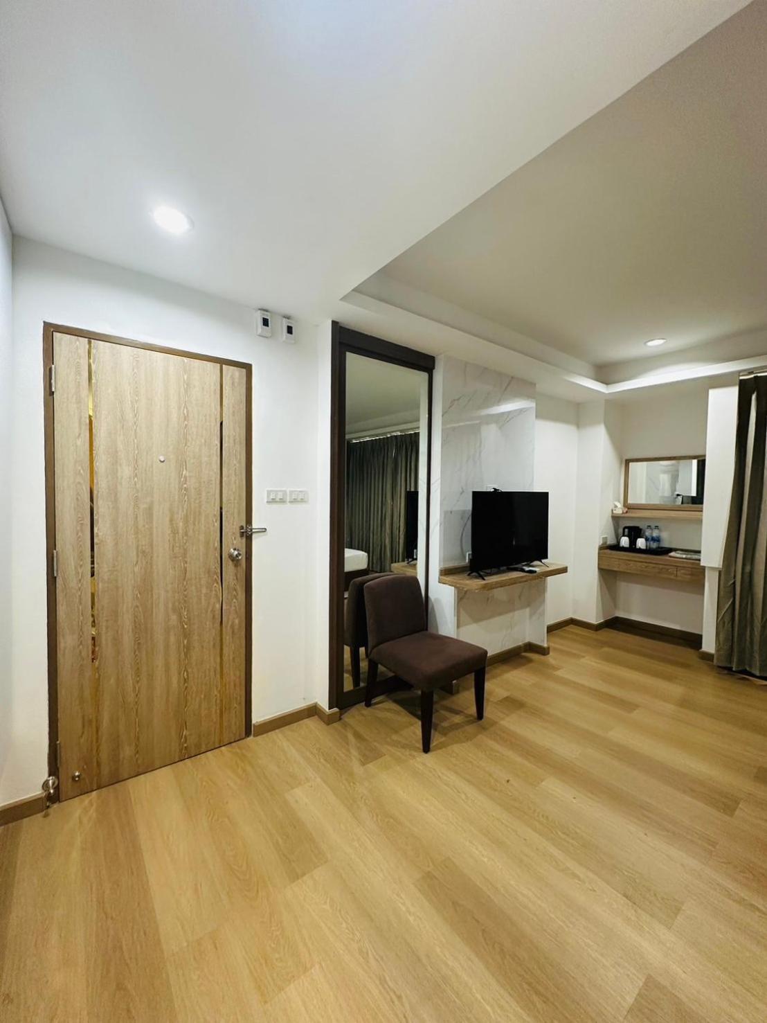 Royal Garden Home Hotel Bangkok Esterno foto