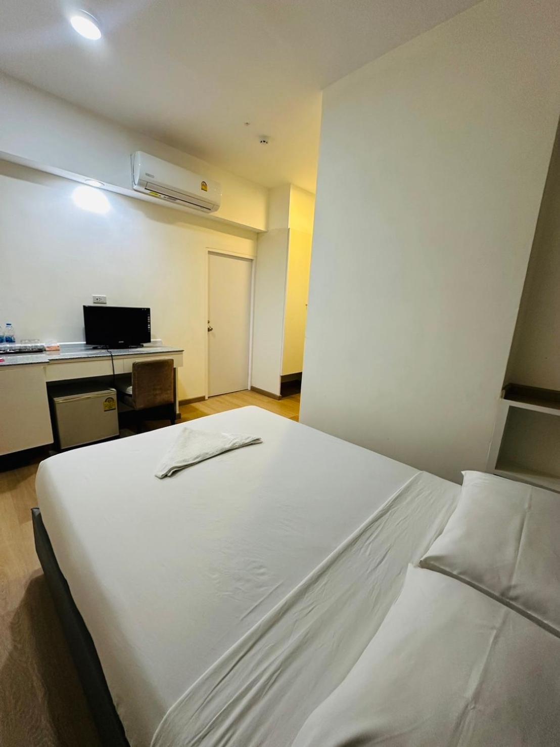 Royal Garden Home Hotel Bangkok Esterno foto