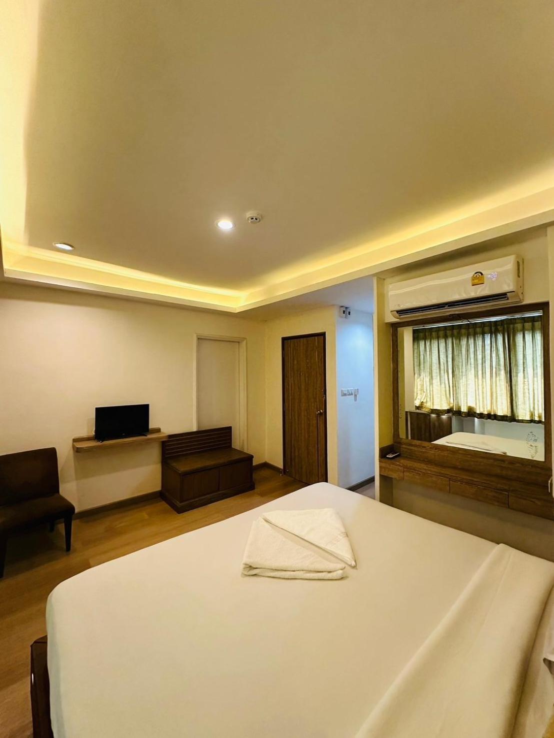 Royal Garden Home Hotel Bangkok Esterno foto