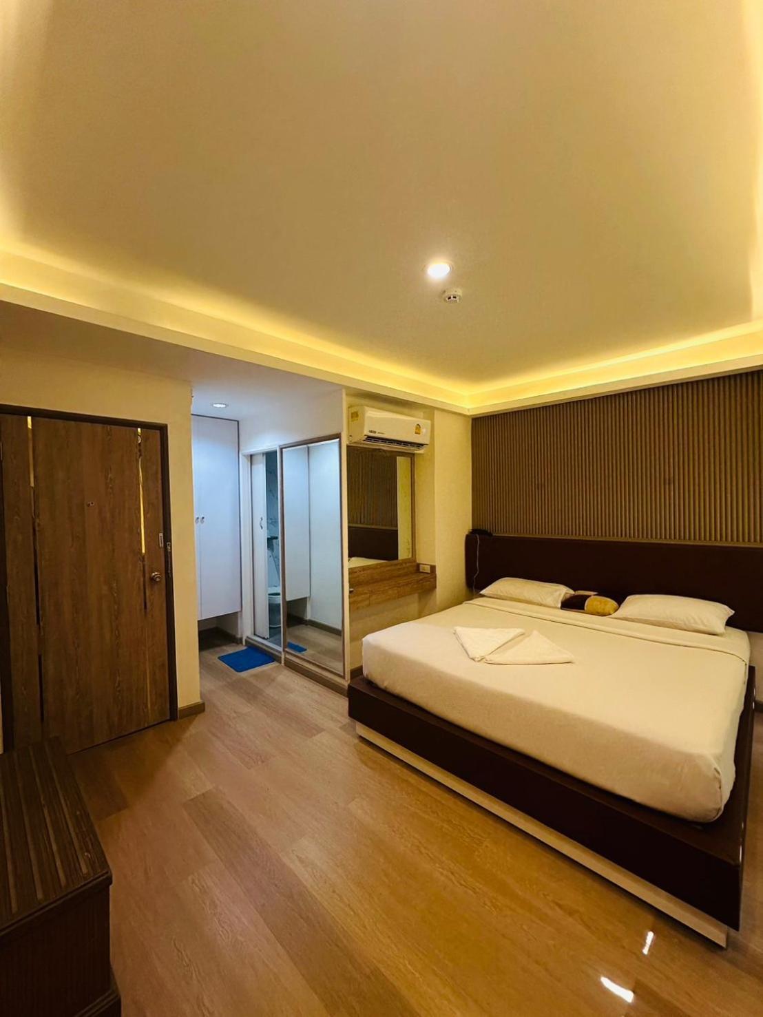 Royal Garden Home Hotel Bangkok Esterno foto