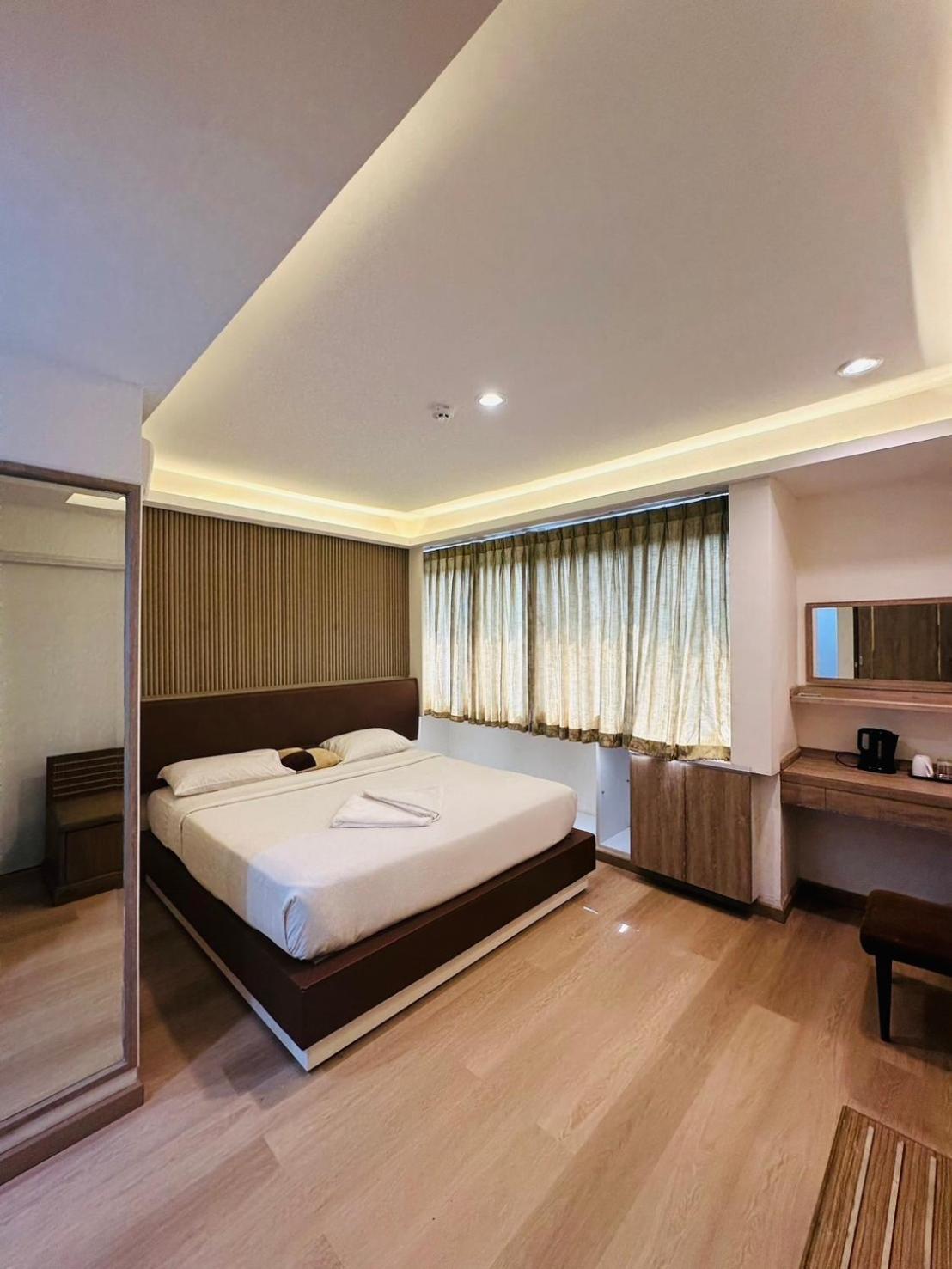 Royal Garden Home Hotel Bangkok Esterno foto