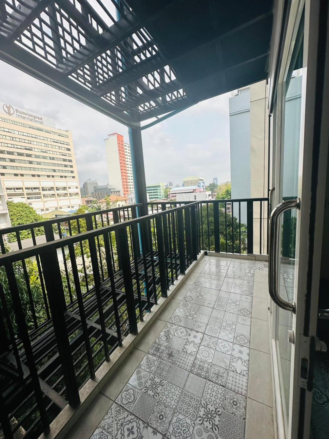 Royal Garden Home Hotel Bangkok Esterno foto