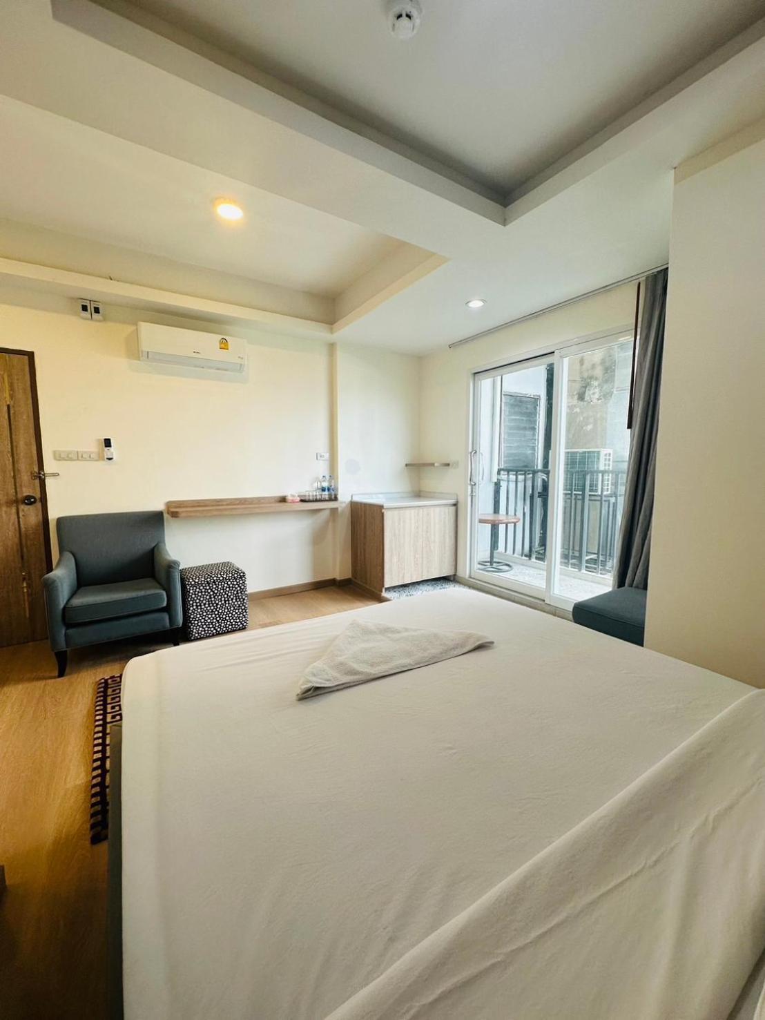Royal Garden Home Hotel Bangkok Esterno foto