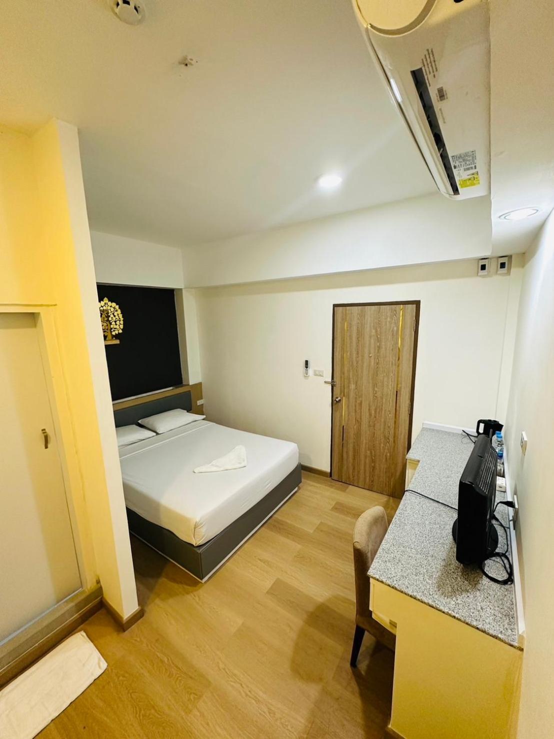 Royal Garden Home Hotel Bangkok Esterno foto